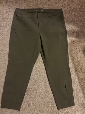 Old Navy Olive Green Cropped Ankle Pants